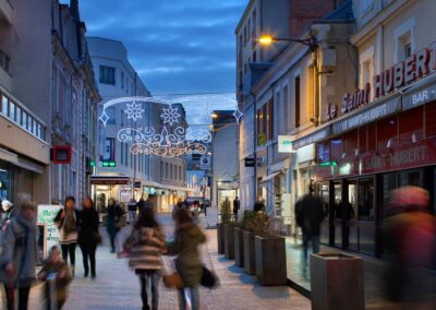 Rue piétonne de Châteauroux de nuit avec des éclairages festifs de Noël
