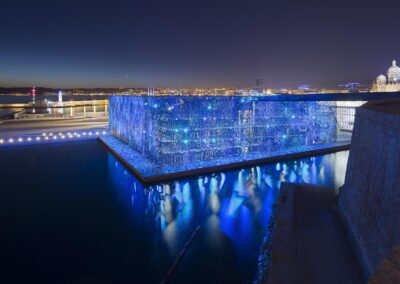 Photographie de nuit du Mucem et de sa mise en valeur par l'éclairage.