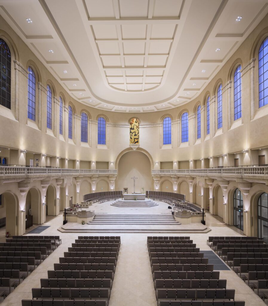 Éclairage Intérieur de la basilique de Grenoble, vue d'ensemble de la nef