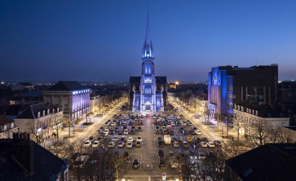 Vue aérienne de la Place Crève-coeur à Calais, 62, France avec en fond l'église Saint-Pierre éclairée en bleu