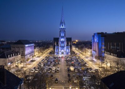 Vue aérienne de la Place Crève-coeur à Calais, 62, France avec en fond l'église Saint-Pierre éclairée en bleu