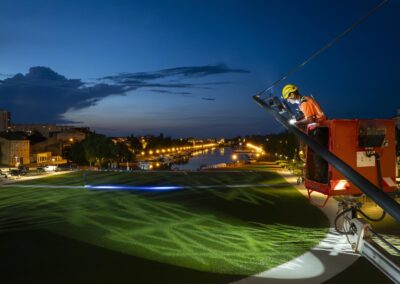 Intervention d'un technicien sur un mât d'éclairage à Roanne pendant l'heure bleue