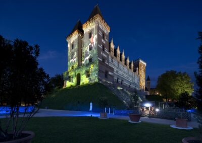 Photographie du Château de Pau mis en valeur par un éclairage par mapping vidéo avec des images d'époque et du texte