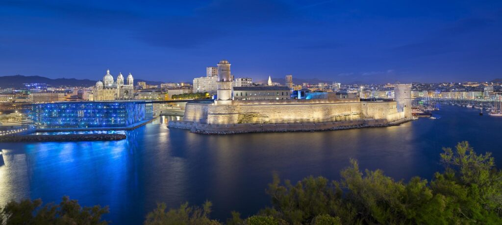 Vue panoramique de nuit du MUCEM, du fort Saint-Jean et du vieux port
