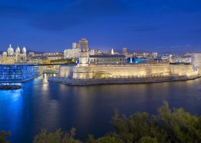 Vue panoramique de nuit du MUCEM, du fort Saint-Jean et du vieux port