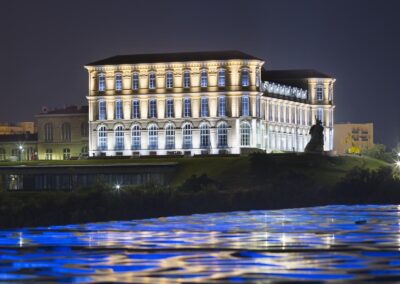 Vue de nuit du Pharo mis en valeur prise depuis le MUCEM qu'on devine au premier plan