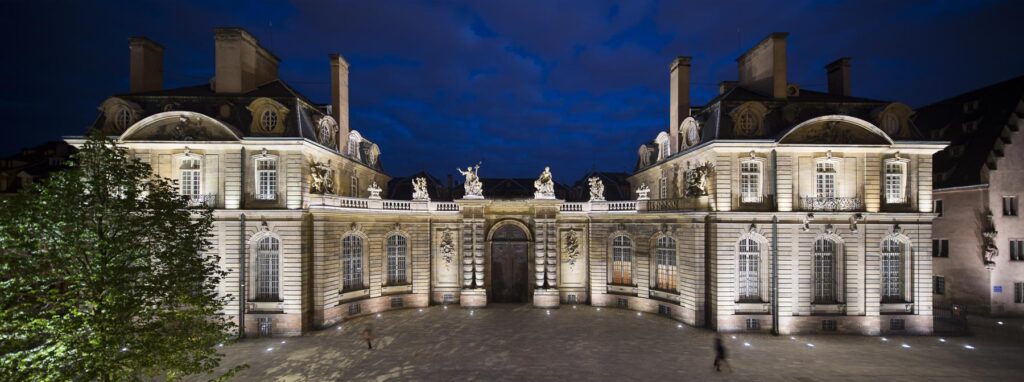 Panoramique sur le palais Rohan de nuit à Strasbourg mis en valeur par éclairage blanc chaud