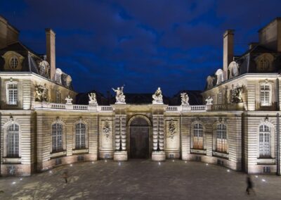 Panoramique sur le palais Rohan de nuit à Strasbourg mis en valeur par éclairage blanc chaud