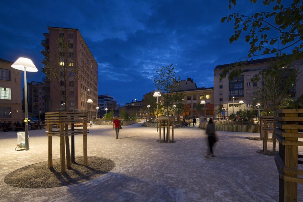 Place Mazagran à Lyon rénovée et éclairée avec des mats d'éclairage ressemblant à des lampes à abat-jour