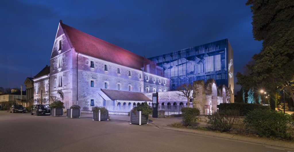 Vue architecturale de l'école de musique de Louviers, teintes rose et bleu pour l'éclairage