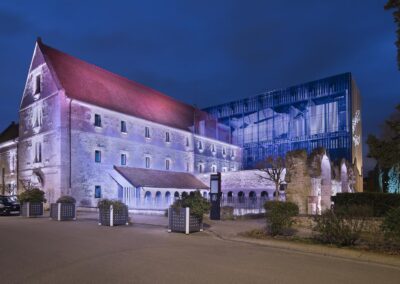 Vue architecturale de l'école de musique de Louviers, teintes rose et bleu pour l'éclairage