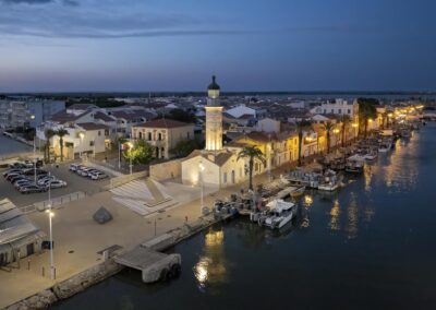 Vue aérienne du port et du phare du Grau-du-Roi (Gard), éclairage homogène des quais et bâtiments, nuit