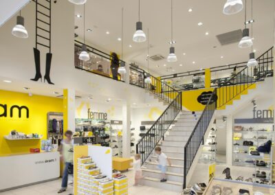 Photographie de Eclairage, Intérieur, Commerce, Architecture à , Vannes, 56, France, représentant Magasin Eram à Vannes