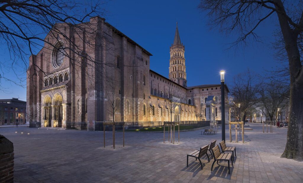 Vue à l'heure bleue de la mise en valeur de la basilique Saint-Sernin à Toulouse