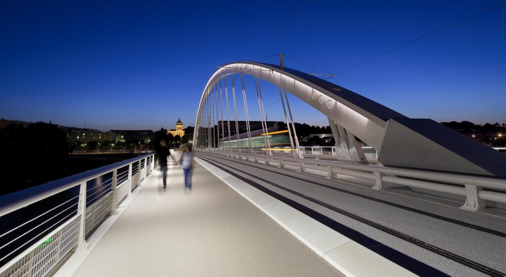 Photographie sur le pont Confluences à Angers de nuit, chapelle de l'hospice éclairée en fond