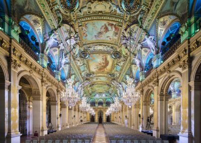 Salle de réception de l’hôtel de ville de Paris, le plafond est magnifié par l'éclairage