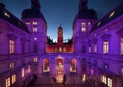 Cour de l'hôtel de ville de Lyon mis en valeur par un éclairage magenta lors de la fête des lumières