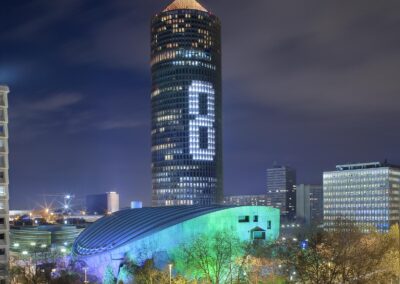 Un grand 8 est dessiné sur des fenêtres éclairées de la tour Part-Dieu à Lyon lors de la fête des lumières