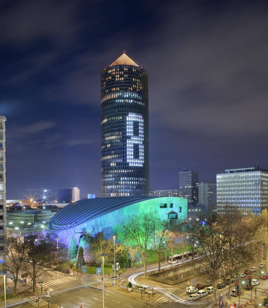 Un grand 8 est dessiné sur des fenêtres éclairées de la tour Part-Dieu à Lyon lors de la fête des lumières