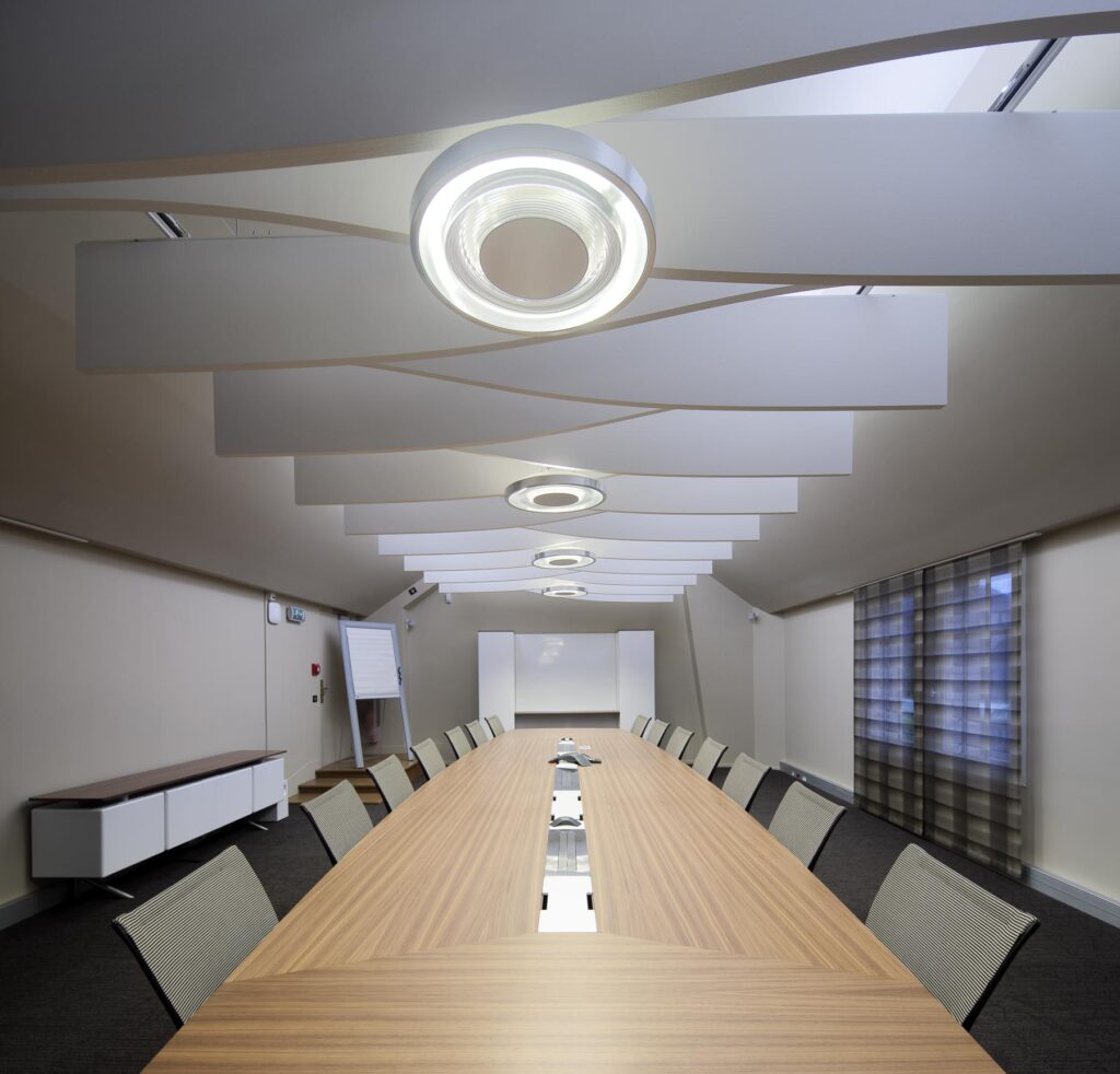 vue architecturale d'une salle de réunion dans les bureaux de la société Haworth, éclairage circulaire design