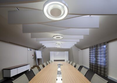 vue architecturale d'une salle de réunion dans les bureaux de la société Haworth, éclairage circulaire design