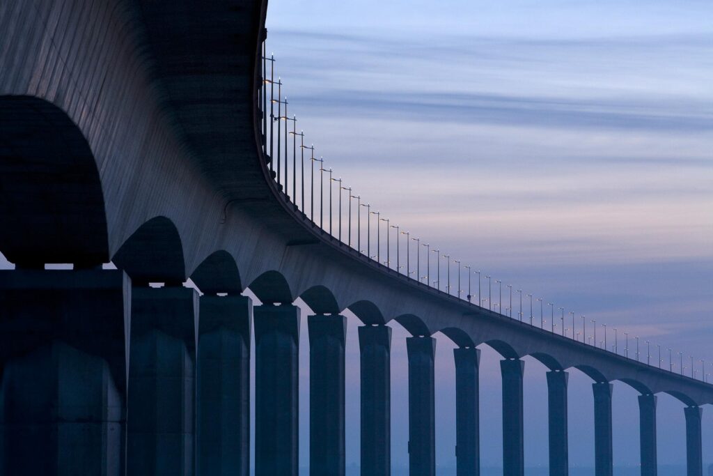 Détail architectural du pont de l'ile de Ré et ses mâts d'éclairage