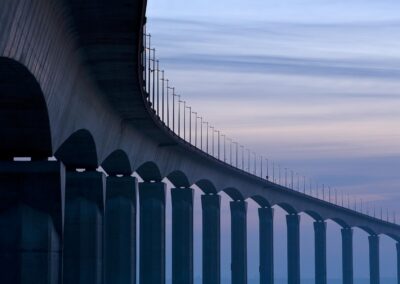 Détail architectural du pont de l'ile de Ré et ses mâts d'éclairage