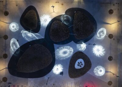 Vue aérienne par drone de la place du Commerce à Plaisir: éclairage gobo dessinant comme des fleurs ou des méduses