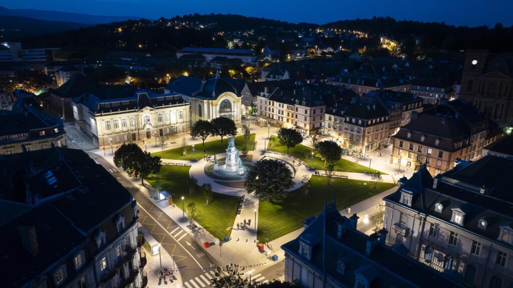 Photographie aérienne de nuit par drone de la place d'Armes à Belfort montrant l'éclairage public