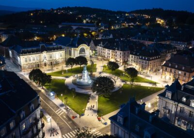 Photographie aérienne de nuit par drone de la place d'Armes à Belfort montrant l'éclairage public