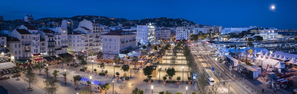 Photographie en hauteur de la Croisette à Cannes montrant l'éclairage de la place et de la promenade