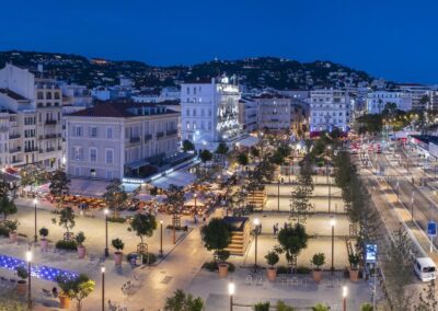 Photographie en hauteur de la Croisette à Cannes montrant l'éclairage de la place et de la promenade