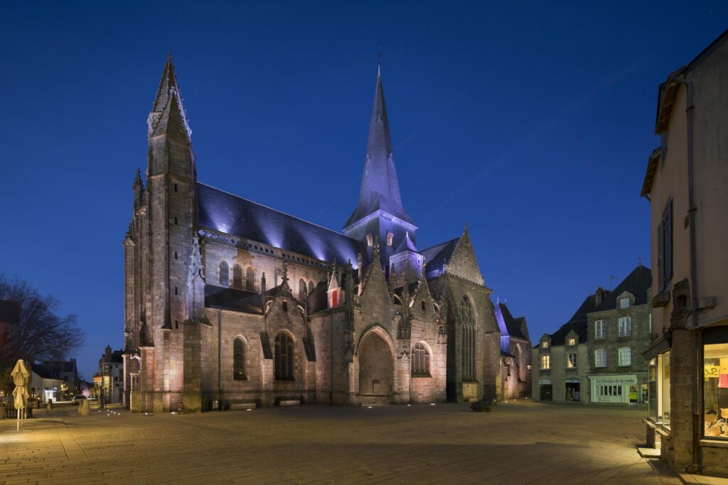 Mise en valeur par éclairage de la Collégiale Saint-Aubin de Guérande, vue de nuit à l'heure bleue
