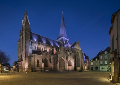 Mise en valeur par éclairage de la Collégiale Saint-Aubin de Guérande, vue de nuit à l'heure bleue