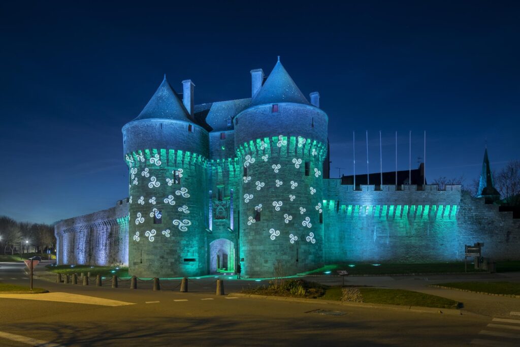 Vue de nuit sur les remparts de la cité médiévale de Guérande éclairée par mapping vidéo