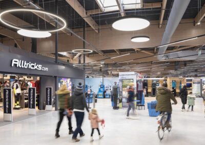 Photographie de Eclairage, Intérieur, Commerce, Architecture à , Annemasse, 74, France, représentant Decathlon à Annemasse